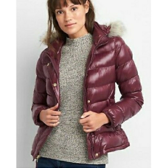 GAP Short Puffer Jacket Maroon Sz Medium Glossy Shiney Faux Fur Hood - Picture 1 of 6